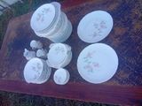 beaucoup d'assiettes et de tasses sur la table