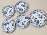 six assiettes bleues et blanches ornées de fleurs et d'oiseaux