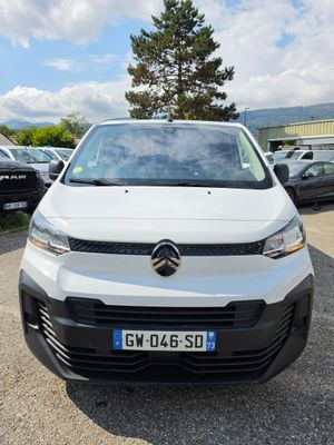 l'avant d'une camionnette blanche garée dans un parking