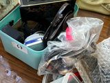 une table sur laquelle se trouvent de nombreux objets