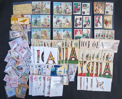 beaucoup de cartes et de cartes postales sur la table