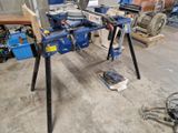 une photo d'un établi dans un atelier, sur lequel sont posés des outils