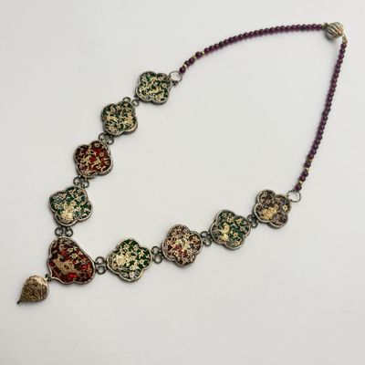 gros plan d'un collier sur une surface blanche