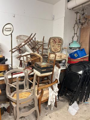 il y a de nombreuses chaises et une table dans cette pièce
