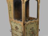 une vieille armoire en bois ornée d'un motif floral