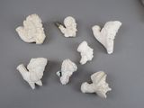 de nombreuses figurines blanches posées sur une table