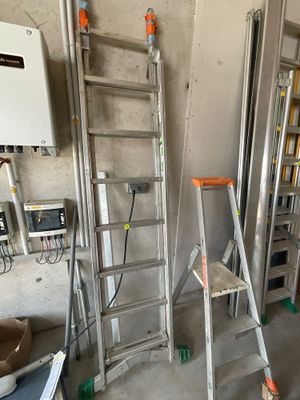 de nombreuses échelles se trouvant dans une pièce en cours de travaux