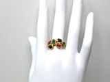 gros plan de la main d'une personne portant une bague