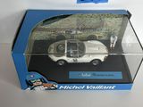 une boîte contenant une maquette de voiture de police