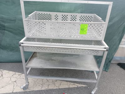 une étagère métallique surmontée d'un panier