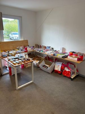 une pièce dans laquelle se trouve une table sur laquelle sont posés tout un tas d'objets