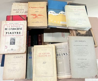 un grand nombre de livres posés sur une table