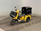 un scooter avec un coffre à l'arrière