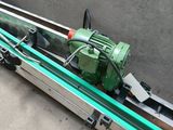 une machine posée sur le sol à côté d'un mur