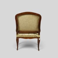 Fauteuil à dossier droit en noyer mouluré et sculpté, accoto… (photo 5)
