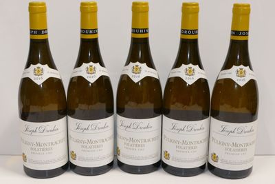 six bouteilles de vin sont alignées sur une table