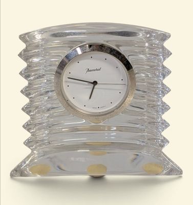 une horloge en verre transparent ornée de points jaunes
