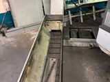une image d'une machine qui travaille sur une pièce de métal