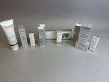 plusieurs types de produits de soin de la peau posés sur une surface blanche