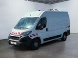 une camionnette blanche garée dans une pièce