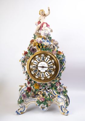 une horloge surmontée d'une statue
