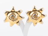 une paire de boucles d'oreilles en or et diamants ornées d'un motif représentant un soleil