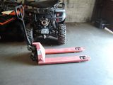 une moto et un chariot élévateur dans un garage