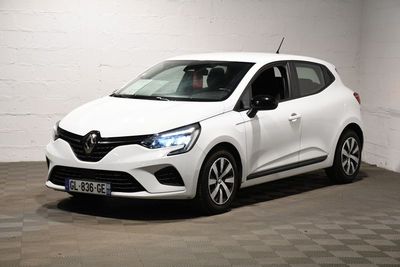 la photo d'une voiture blanche garée dans un garage