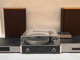 deux platines et un tourne-disque posés sur une table