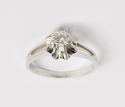 une bague de fiançailles ornée d'un seul diamant au centre
