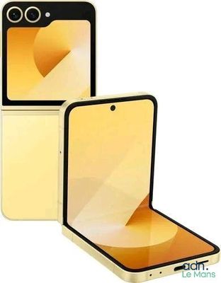 un gros plan sur deux téléphones portables, l'un ouvert et l'autre fermé