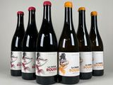 six bouteilles de vin sont alignées dans une rangée