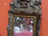 une photo d'un miroir posé sur une table