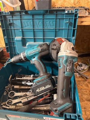 une boîte bleue contenant des outils sur le sol