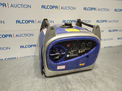 un générateur portable bleu et argent posé à même le sol