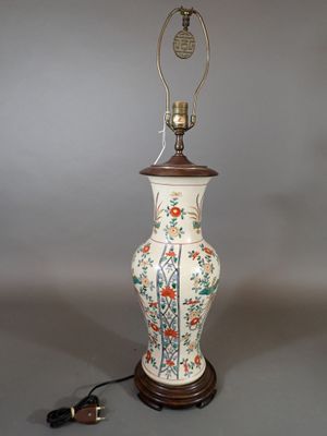 Grand vase monté en lampe en faïence polychrome de fleurs et…