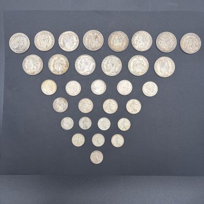 une collection de pièces d'argent du monde entier