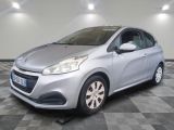 la voiture argentée est garée sur un sol en damier dans le garage