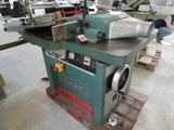 une machine posée sur une table dans une pièce