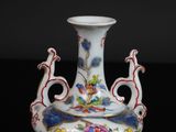 un vase blanc orné d'un motif floral