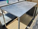 table en acier inoxydable avec deux étagères et un bac bleu