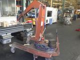 une image représentant une machine dans une usine avec un chariot