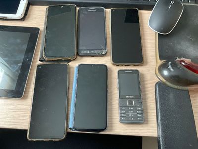 beaucoup de téléphones portables posés sur un bureau