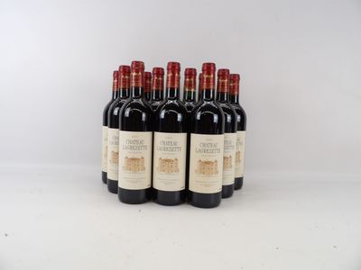 six bouteilles de vin rouge alignées