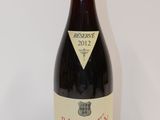 une bouteille de vin posée sur une table