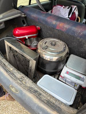 le coffre ouvert d'une voiture contenant de nombreux objets