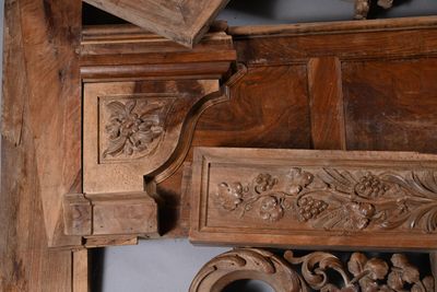 un gros plan d'un lit en bois dont la tête de lit est sculptée