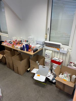 une pièce où il y a de nombreuses boîtes, empilées par terre