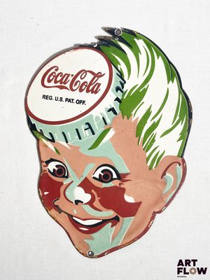 une photo d'une photo représentant un homme portant une casquette Coca-Cola sur la tête