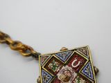 Gros plan sur un collier orné d'une croix